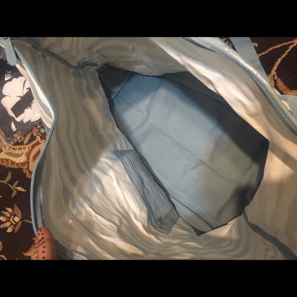 SOLD...Thirty One Brush Stroke Weekender Bag!! - Picture 6 of 6